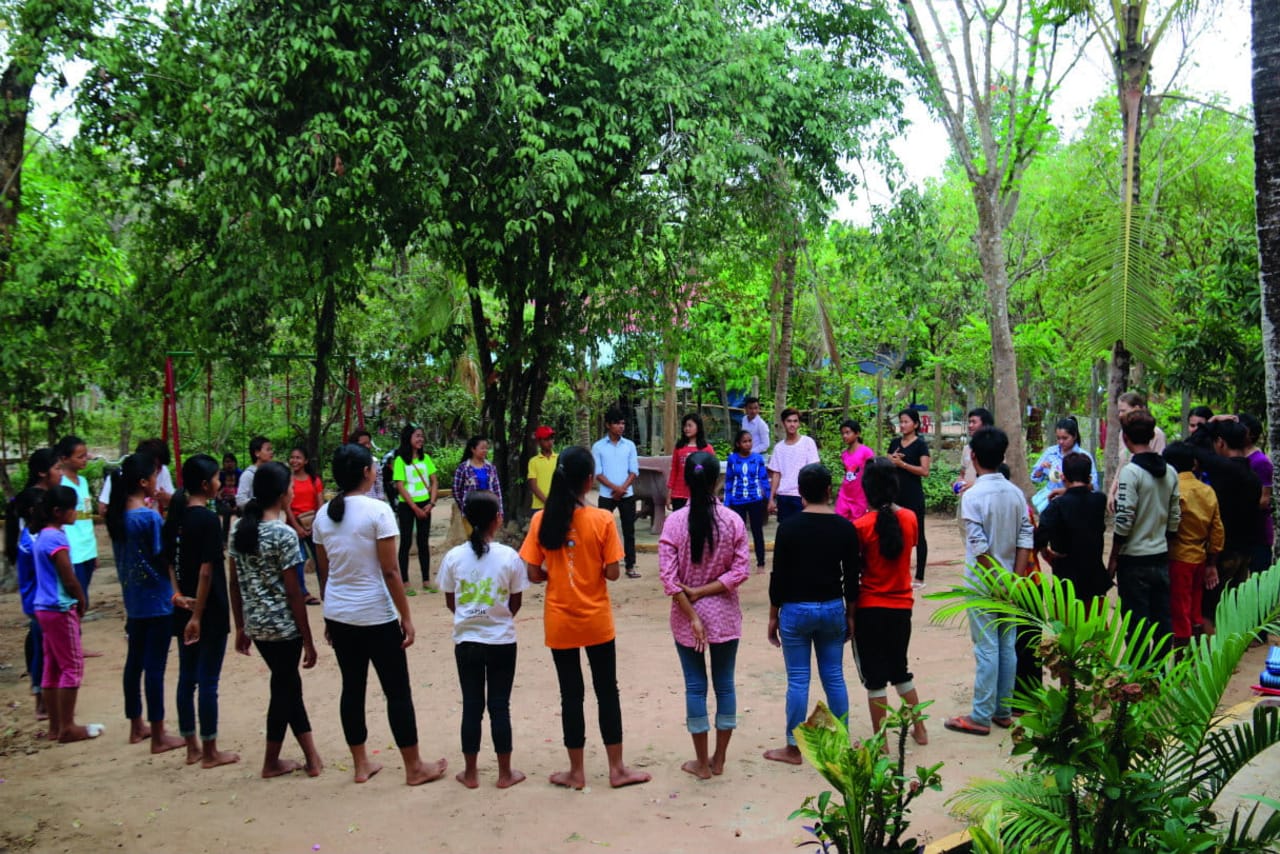 O treinamento em habilidades para a vida ajuda os jovens a aprender a viver de forma independente depois de deixarem o acolhimento residencial. Foto: Organização M’lup Russey