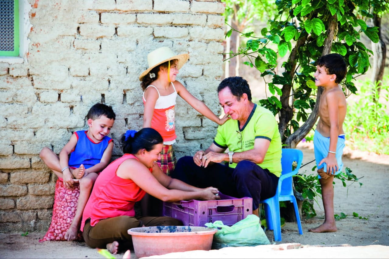 Une famille aimante et stable est le cadre idéal pour élever des enfants. Photo : Marcus Perkins/Tearfund