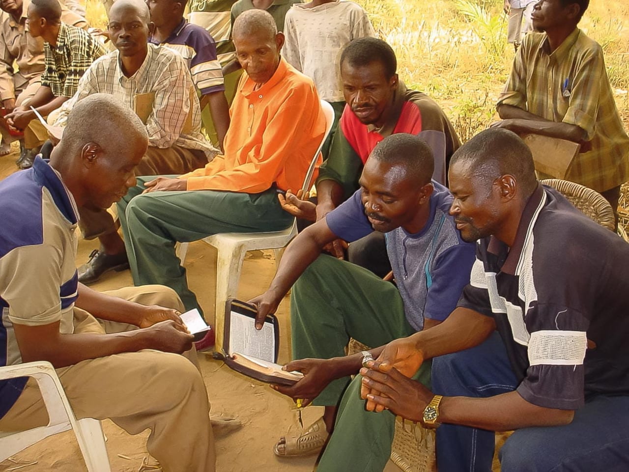 Les volontaires de Community Health Evangelism partagent des messages pratiques et spirituels avec leur communauté. Photo : Réseau CHE mondial