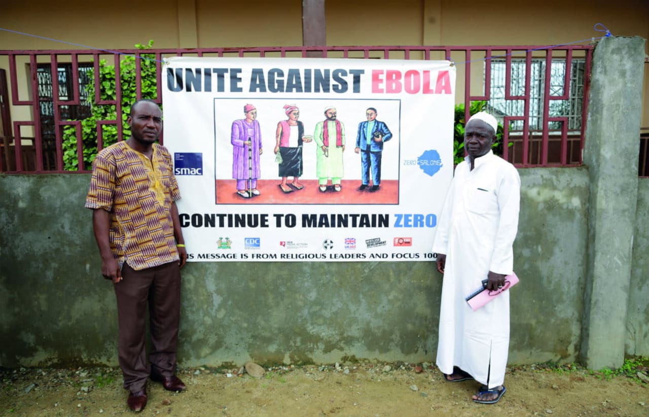 Los líderes musulmanes y cristianos trabajaron juntos para combatir el ébola. Foto: Layton Thompson/Tearfund