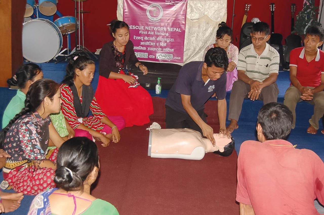 Le réseau Rescue Network Nepal forme des volontaires d’Églises aux premiers secours. Photo : Rescue Network Nepal