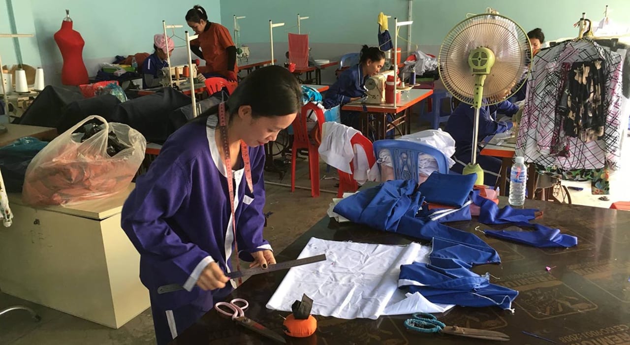 Muchos presos deben aprender la manera de ganarse la vida tras su puesta en libertad. Foto: Confraternidad Carcelaria Camboya