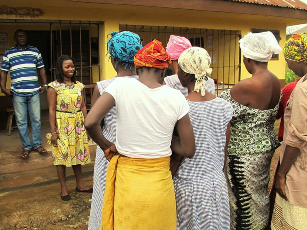 Nenny, la parajuriste d’AdvocAid, fournit une assistance juridique et une aide pratique aux détenues. Photo : AdvocAid