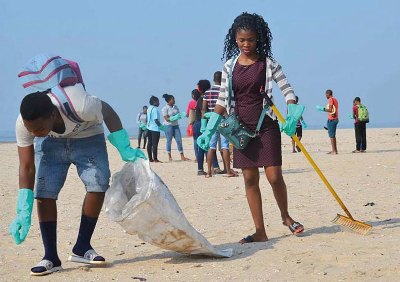 David Junior e seu grupo de jovens organizaram uma ação de limpeza de lixo em uma praia de Maputo, Moçambique. Foto: Anisio Macie/Juventude Anglicana