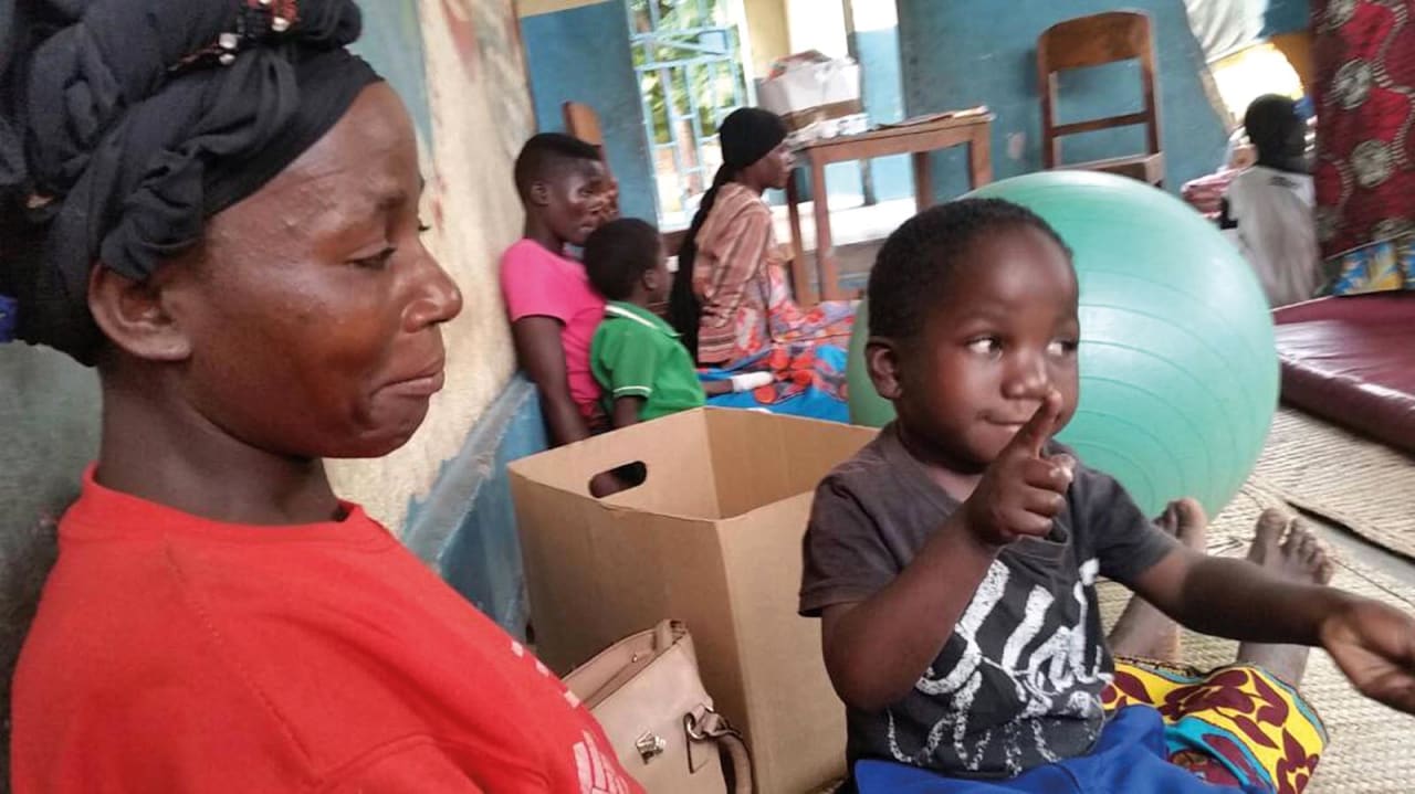 Les soins de kinésithérapie hebdomadaires proposés par GTOC contribuent à améliorer la mobilité de nombreux enfants atteints d’infirmité motrice cérébrale. Photo : Barbara Almond