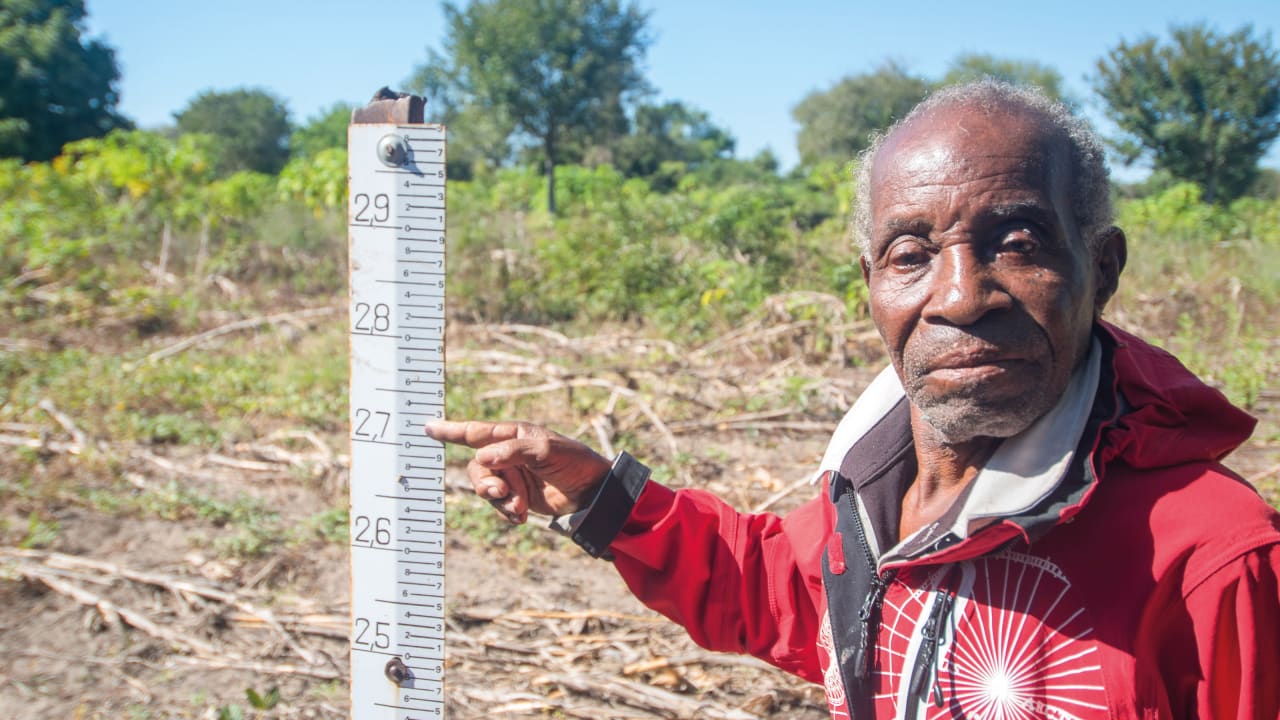 Chinguema, em Moçambique, mostrando o nível alcançado pela enchente durante o ciclone Idai em um medidor do nível de água