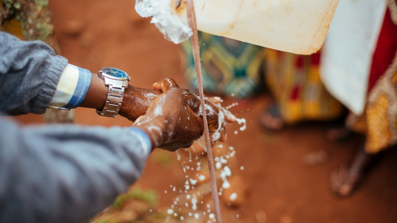 FECABU church teaches local villagers about santitation and how to set up tippy-taps. Photo: Tom Price/Tearfund