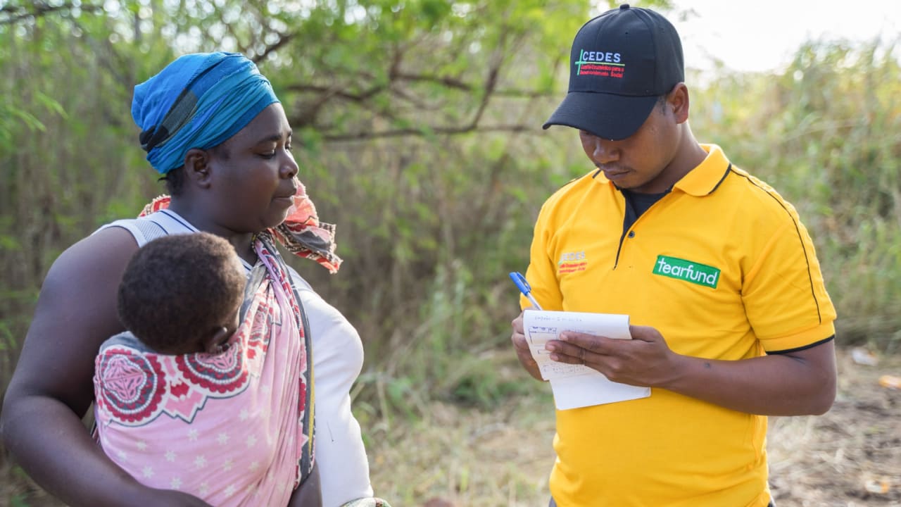 A woman speaks with a Tearfund staff member during an aid distribution set up in response to Cyclone Idai, which ravaged Mozambique. Photo: David Mutua/Tearfund