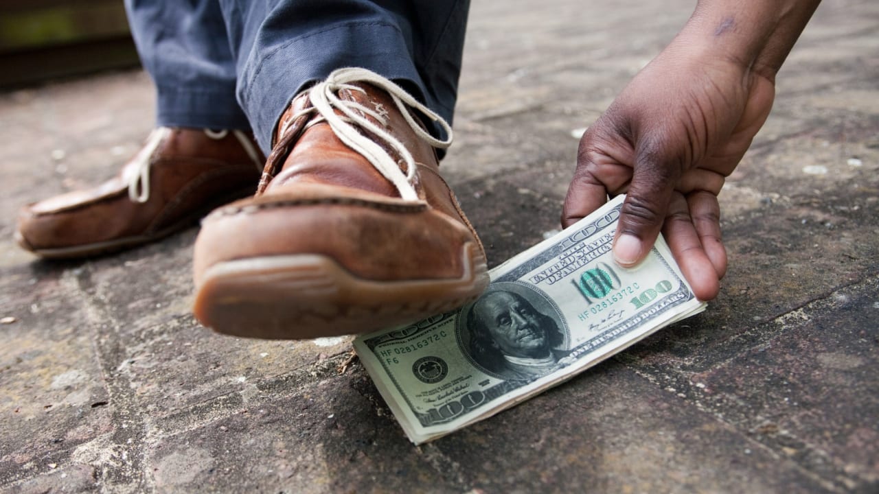 «Alguien pisa dinero» es un eufemismo zambiano para referirse al soborno. Ponya ni pondepo: «deja caer algo que yo lo pisaré». 