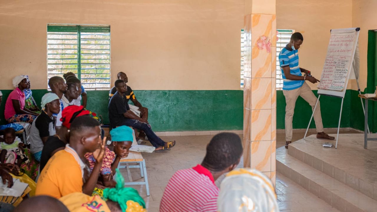 Caleb Nabie, project officer for Tearfund partner CREDO, trains community members from Ouarkoye, Burkina Faso, in conflict management. 