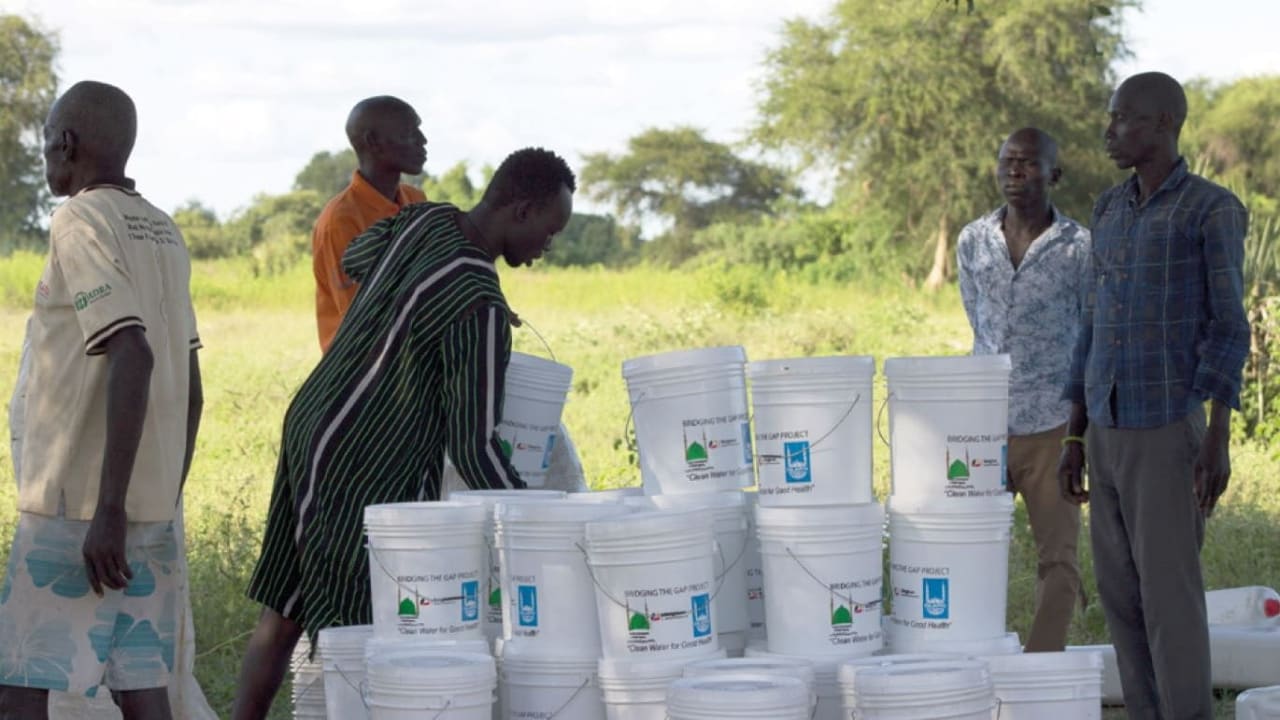 Local faith actors from Islamic Development Relief Agency (IDRA) distribute relief assistance in Terekeka, 2019. Photo: Baiti Haidar/IDRA