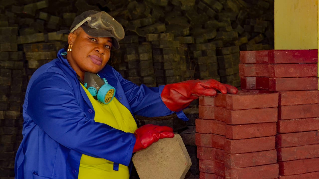 The local community in Kinshasa creates paving stones from waste material. Photo: Flot Mundala/Tearfund