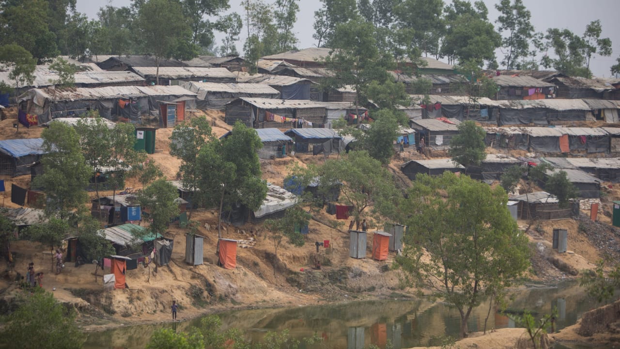 Vue du paysage du camp de réfugiés rohingyas, à Cox’s Bazar, au Bangladesh, qui montre des huttes en tôle ondulée.