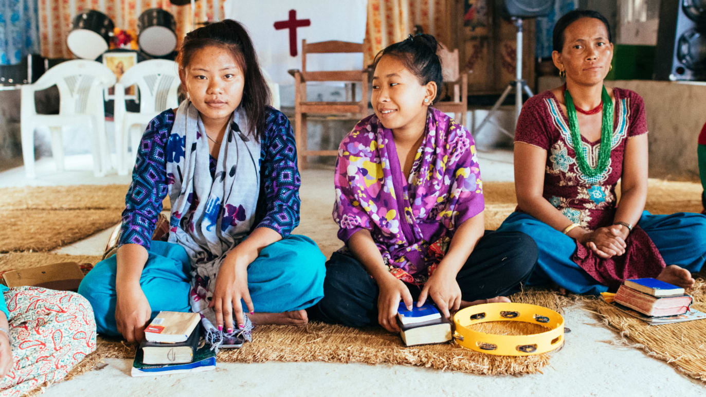 Tres mujeres sentadas con biblias