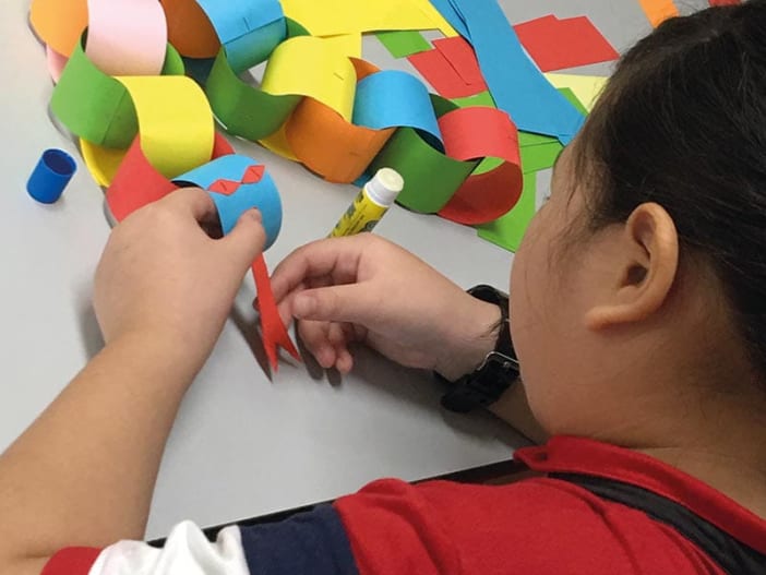 Las actividades creativas ayudan a los hijos de presos a relajarse y a divertirse. Foto: Confraternidad Carcelaria Singapur