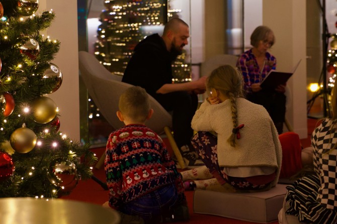 Mikołajkowe czytanie z widokiem na Jarmark Bożonarodzeniowy