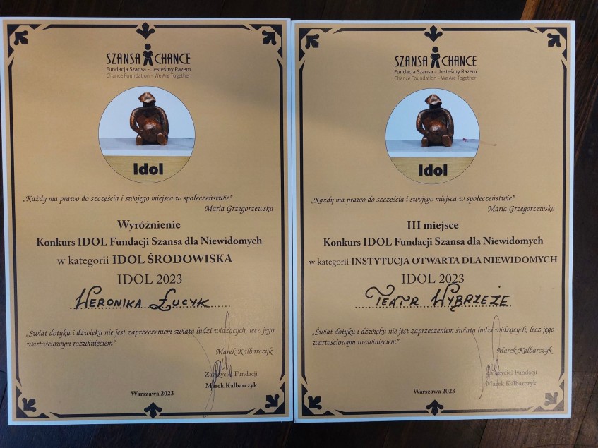 Dwa dyplomy: Wyróżnienie w Konkursie IDOL Fundacji Szansa dla Niewidomych w kategorii IDOL ŚRODOWISKA dla Weroniki Łucyk i III miejsce w w kategorii INSTYTUCJA OTWARTA DLA NIEWIDOMYCH IDOL 2023 TEATR WYBRZEŻE. 