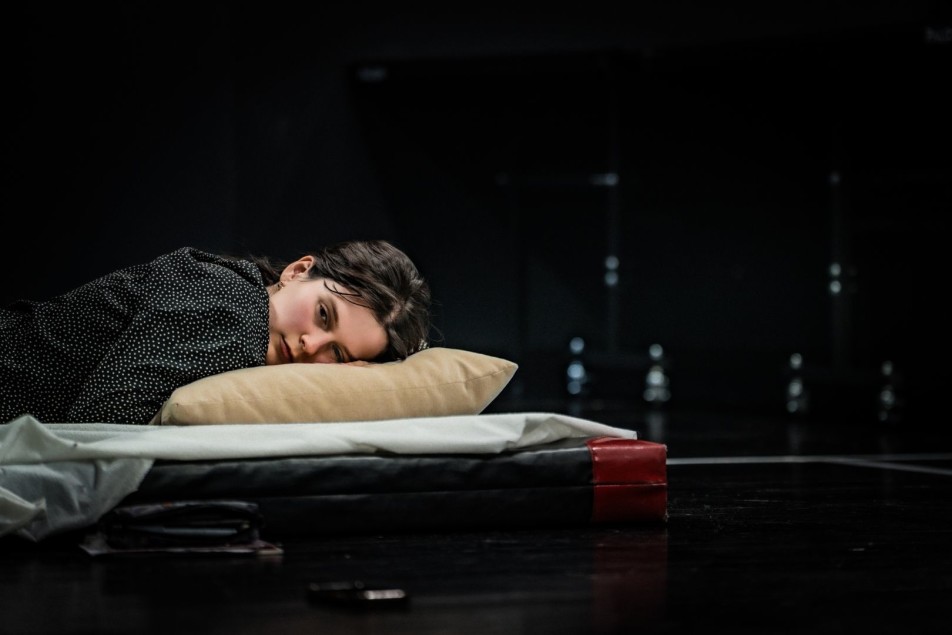 Próba spektaklu SPRAWA DAVIDA FRANKFURTERA, na zdjęciu Karolina Kowalska | fot. Mateusz Dąbrowski