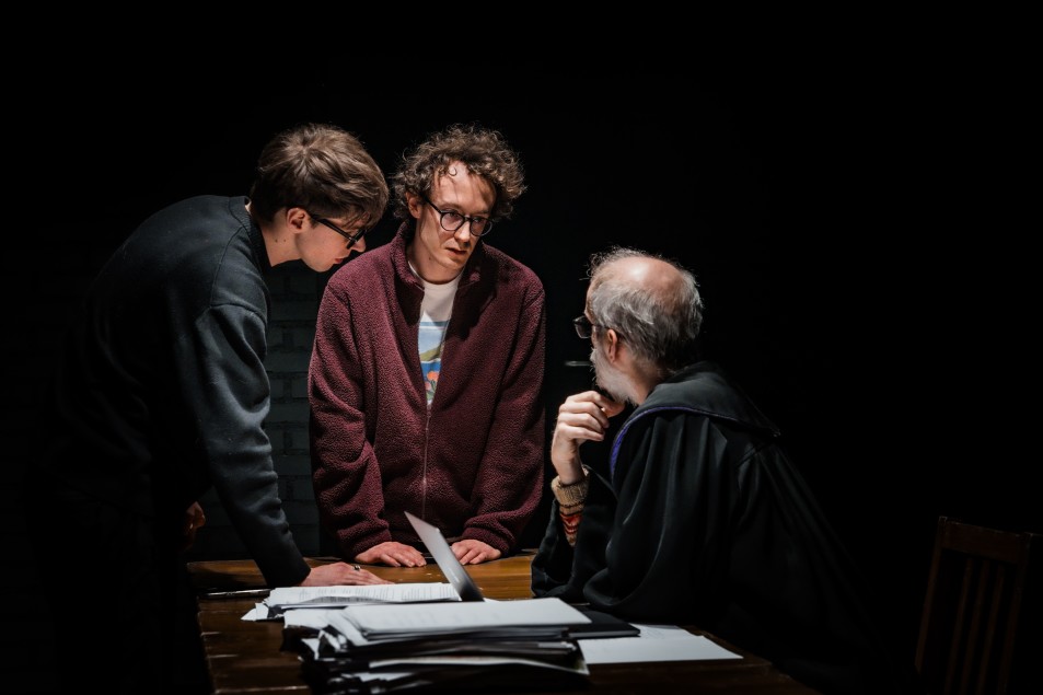 Próba spektaklu SPRAWA DAVIDA FRANKFURTERA | od lewej: Piotr Pacześniak, Maciej Bogdański, Marcin Wierzchowski, fot. Mateusz Dąbrowski