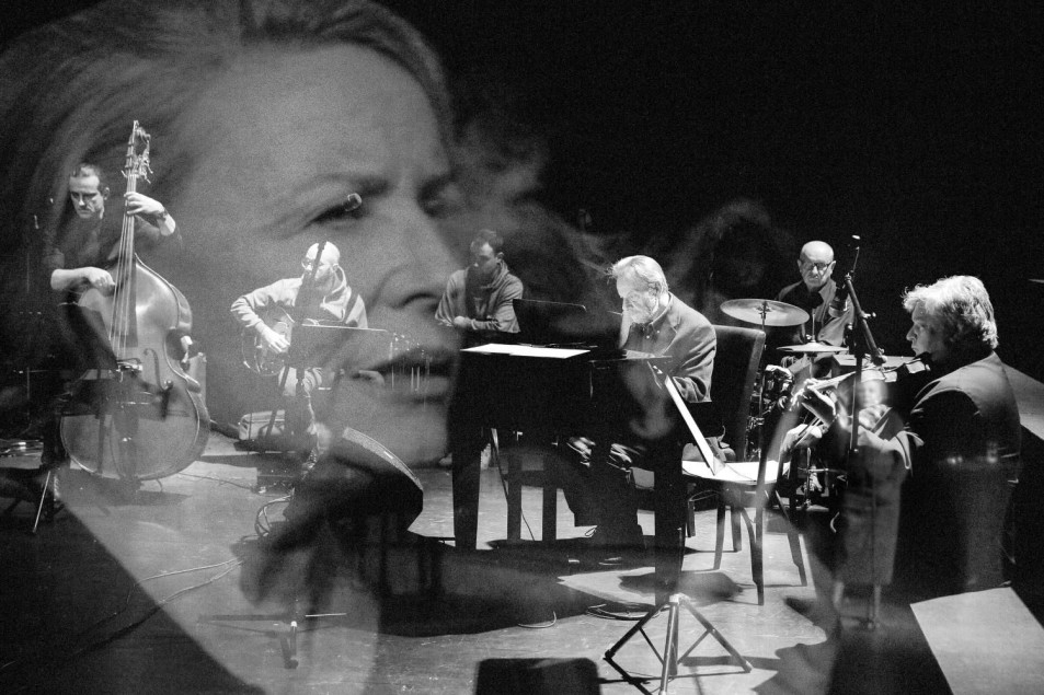 Nałożone obrazy: twarz kobiety oraz zespół muzyków grających na scenie, tworzące wrażenie wspomnienia lub monologu wewnętrznego.