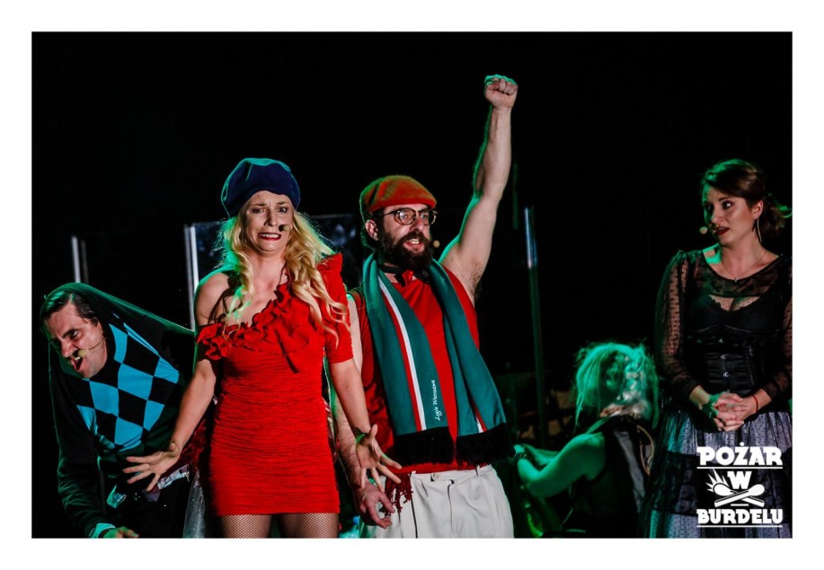 DZIEWCZYNA Z MARSZU NIEPODLEGŁOŚCI