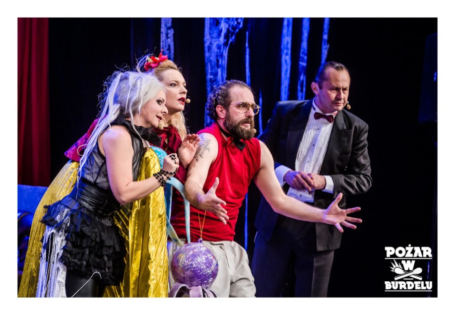 DZIEWCZYNA Z MARSZU NIEPODLEGŁOŚCI