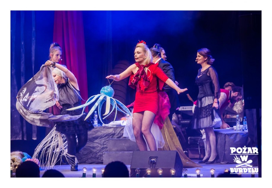 DZIEWCZYNA Z MARSZU NIEPODLEGŁOŚCI