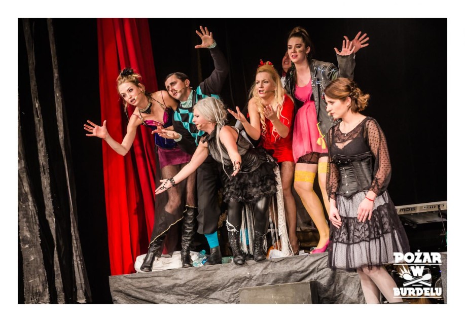 DZIEWCZYNA Z MARSZU NIEPODLEGŁOŚCI