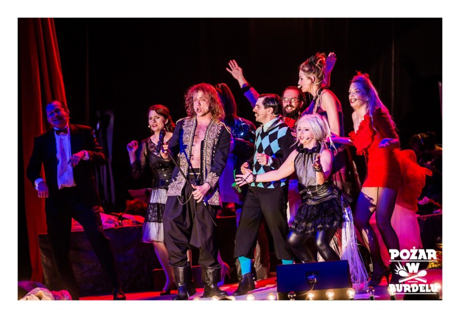 DZIEWCZYNA Z MARSZU NIEPODLEGŁOŚCI