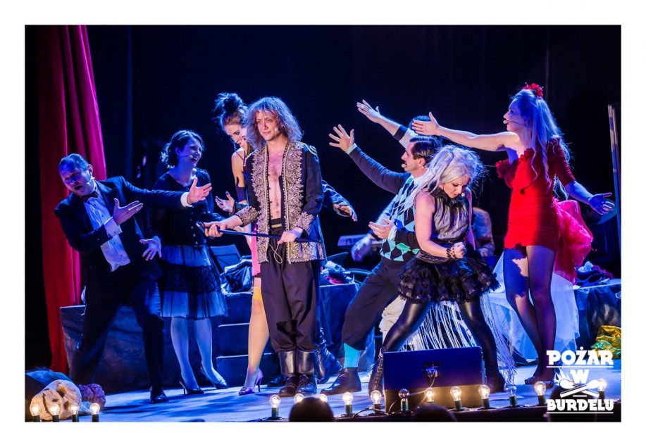 DZIEWCZYNA Z MARSZU NIEPODLEGŁOŚCI