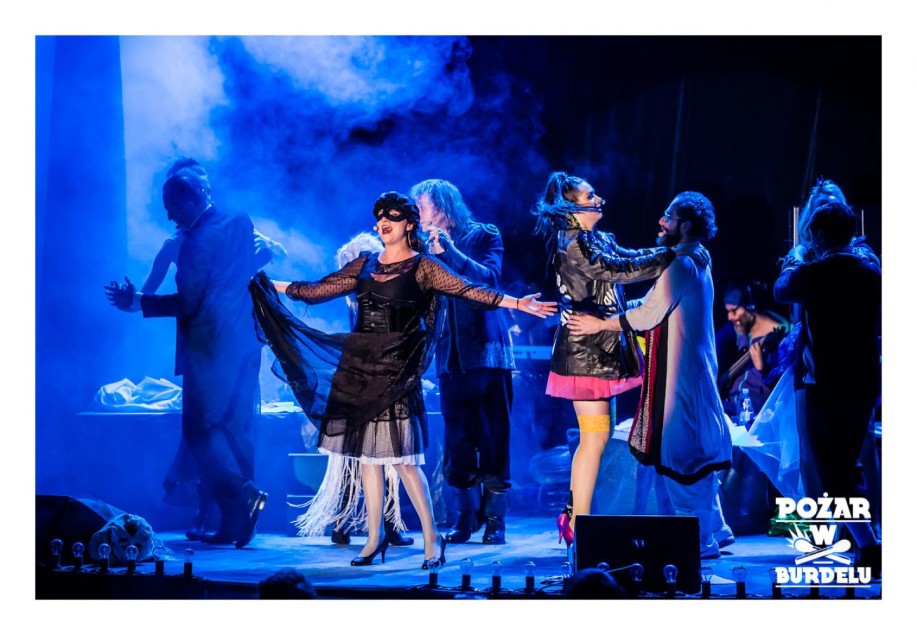 DZIEWCZYNA Z MARSZU NIEPODLEGŁOŚCI