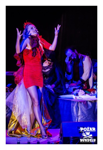 DZIEWCZYNA Z MARSZU NIEPODLEGŁOŚCI