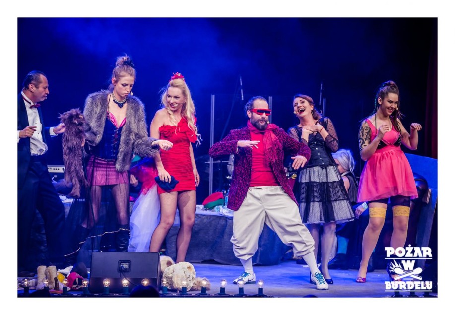 DZIEWCZYNA Z MARSZU NIEPODLEGŁOŚCI