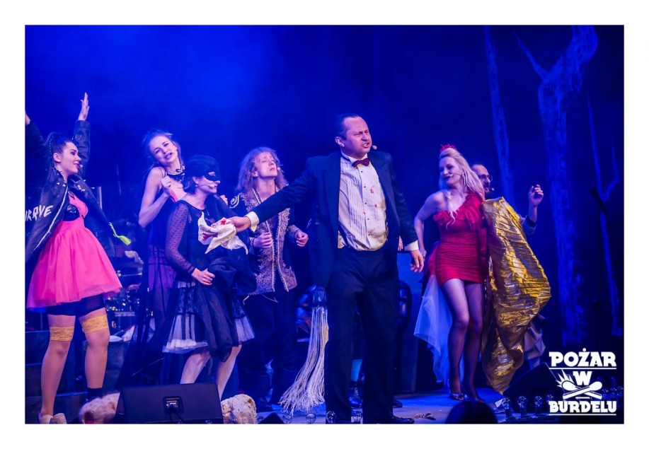 DZIEWCZYNA Z MARSZU NIEPODLEGŁOŚCI