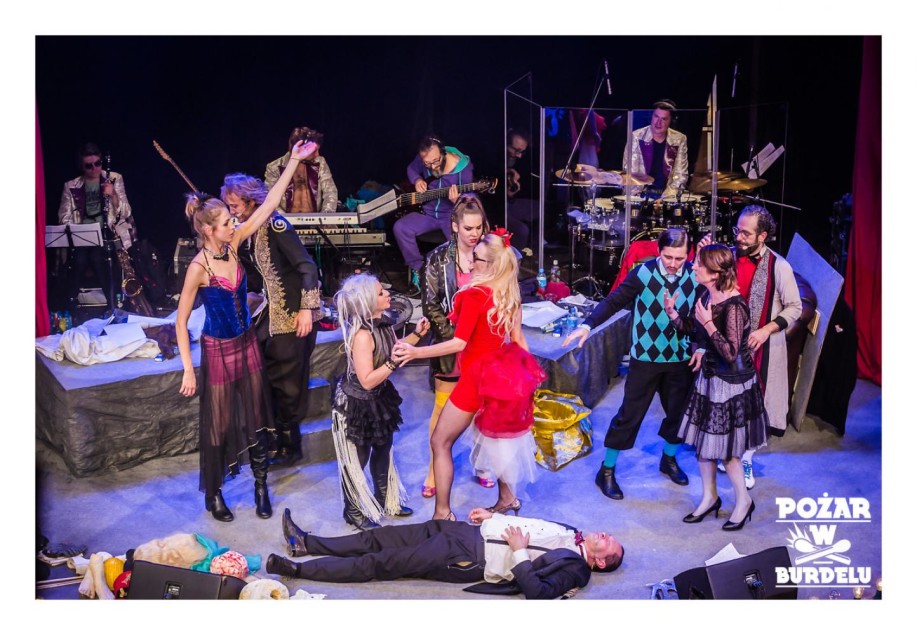 DZIEWCZYNA Z MARSZU NIEPODLEGŁOŚCI