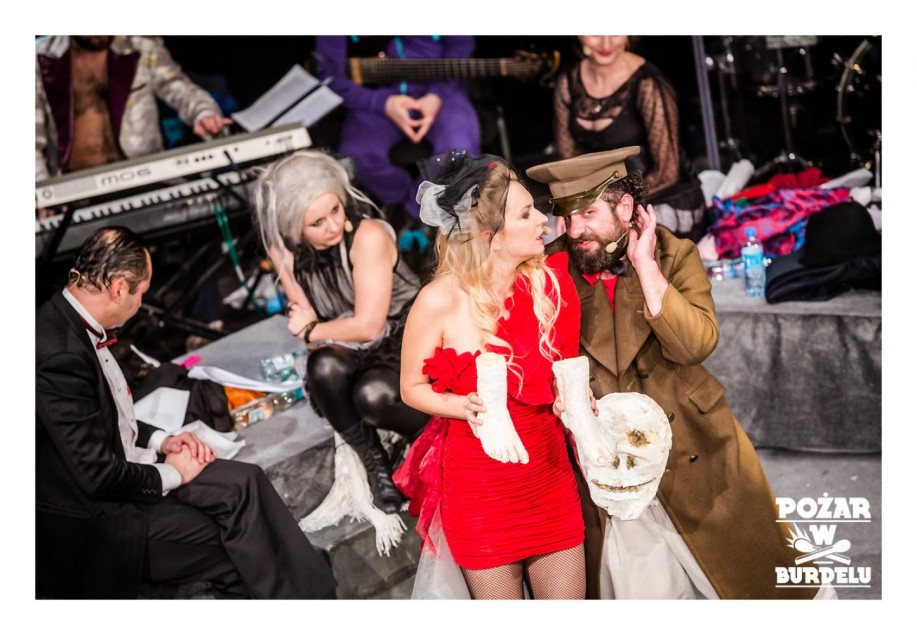 DZIEWCZYNA Z MARSZU NIEPODLEGŁOŚCI