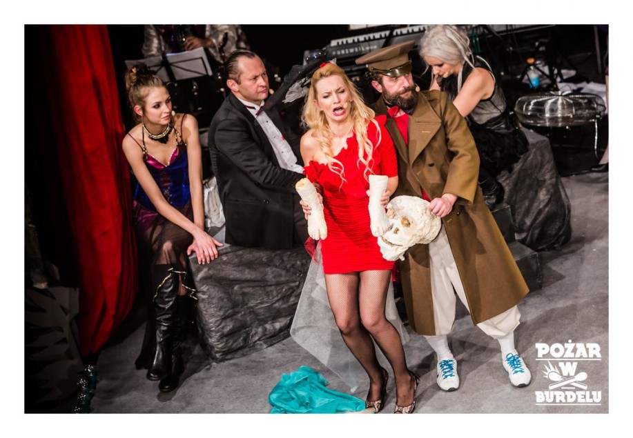 DZIEWCZYNA Z MARSZU NIEPODLEGŁOŚCI