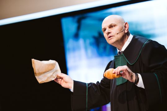 Jej słowo. Jego słowo.