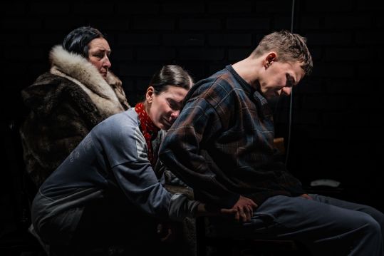 Próba spektaklu SPRAWA DAVIDA FRANKFURTERA, od lewej: Marzena Nieczuja Urbańska, Karolina Kowalska, Kuba Dyniewicz, fot. Mateusz Dąbrowski