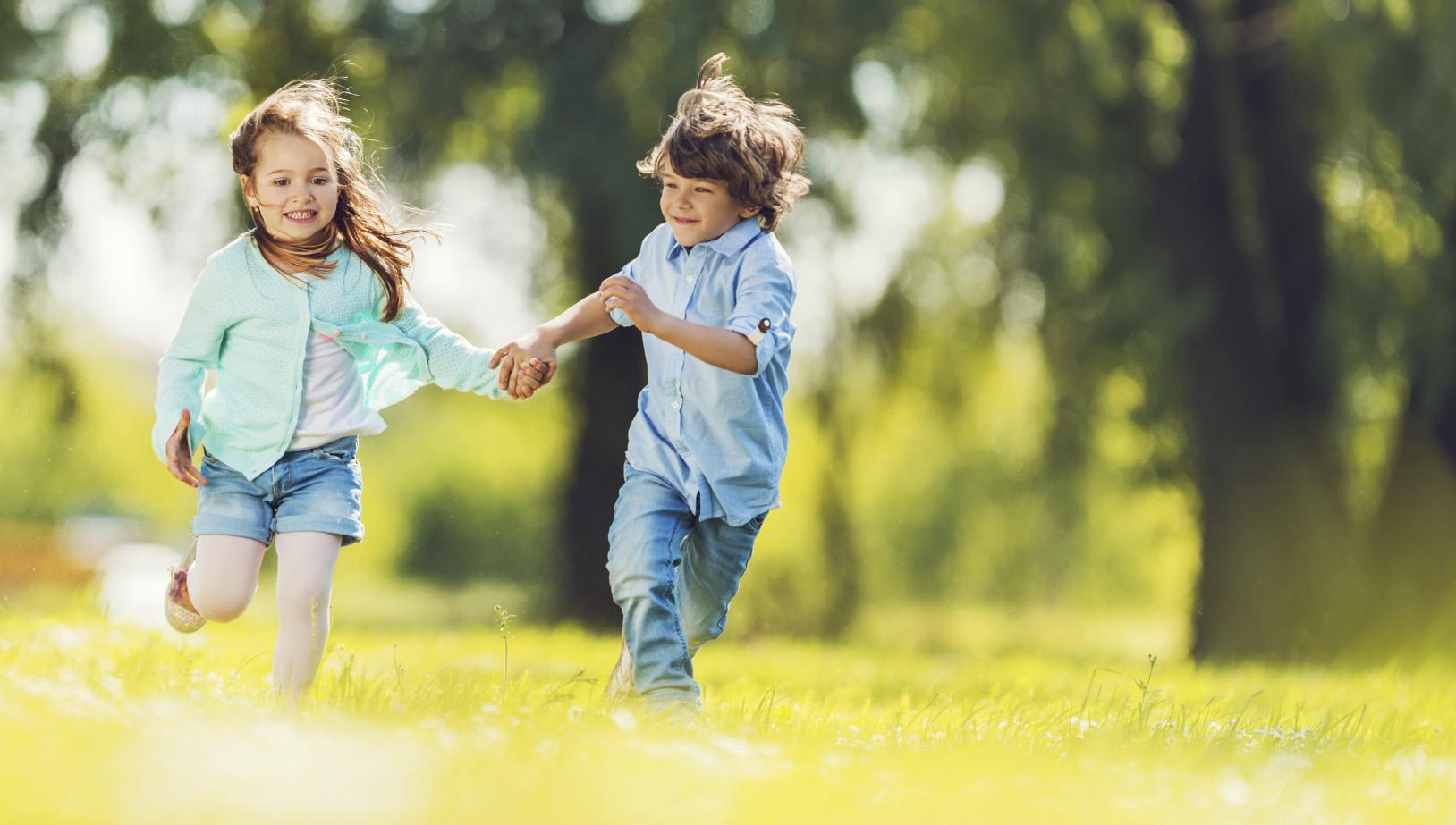 Kids boy girls. Дети веселье. Девочка с мальчиком веселятся. Мальчик веселится. Счастливое детство в наших руках.