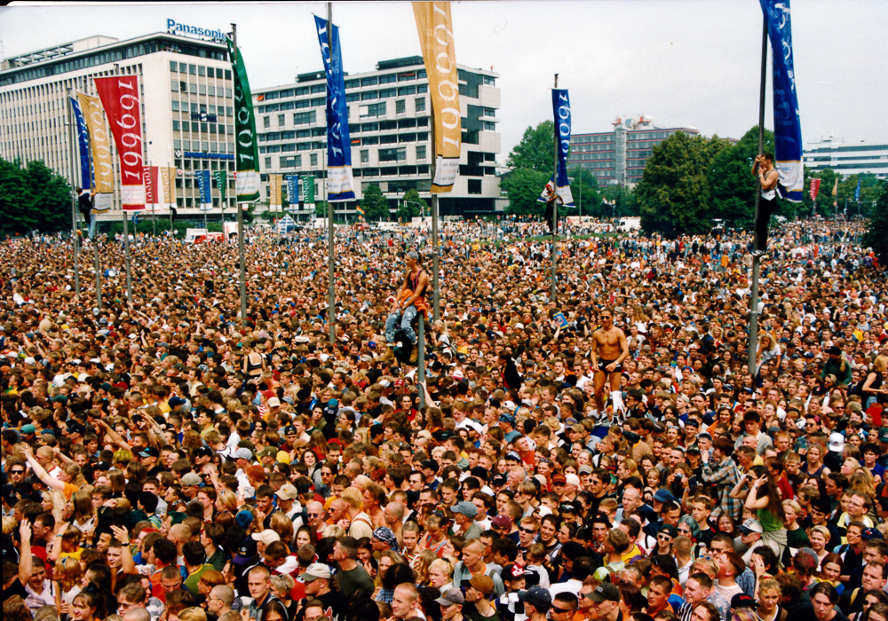 15 Photos That Show How Unbelievable Berlins Love Parade Really Was Techno Station 