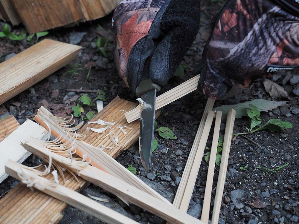 ナイフとフェザースティック