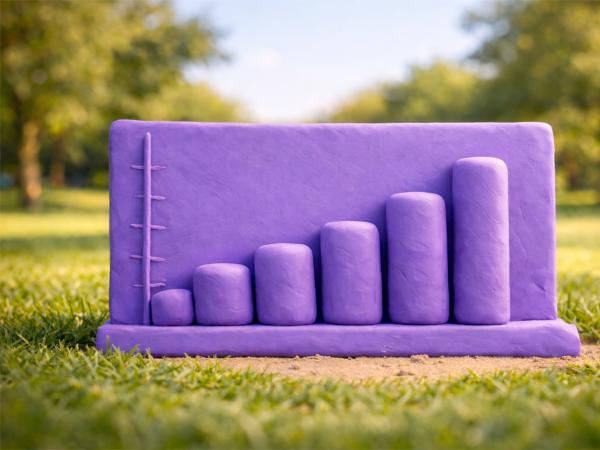 En lila graf på gräs.