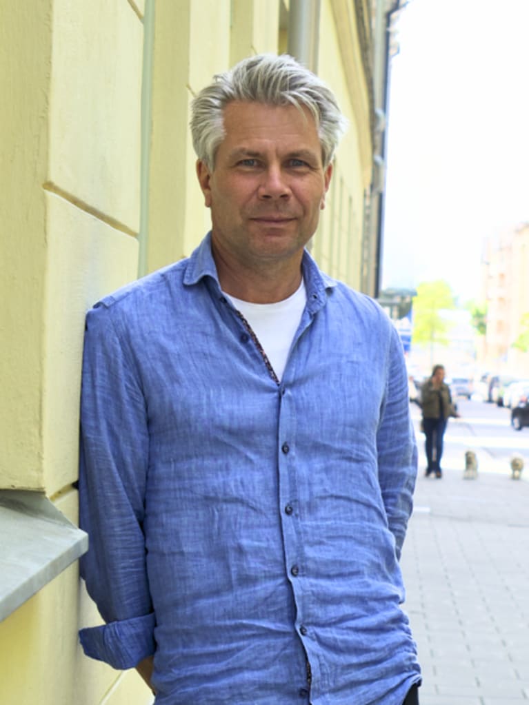 A person leaning against a wall – Andreas Ronder