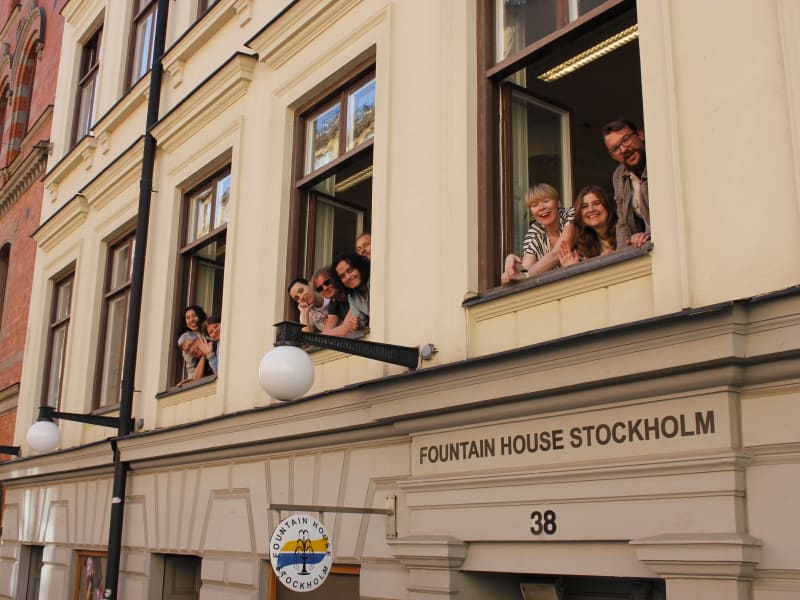 En person som bär hörlurar och arbetar på en lastbil.