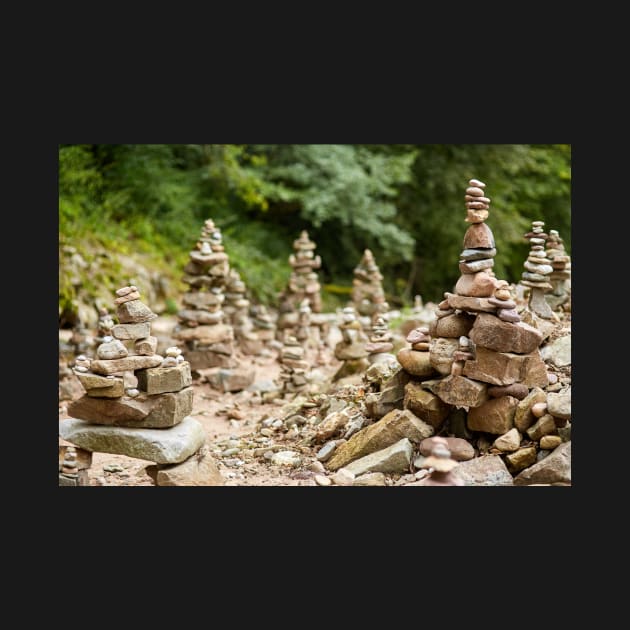 Pebbles arranged in stacks by naturalis