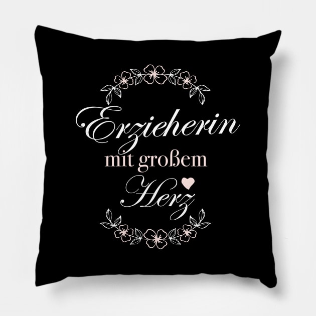 Erzieherin mit großem Herz Pillow by BetterManufaktur