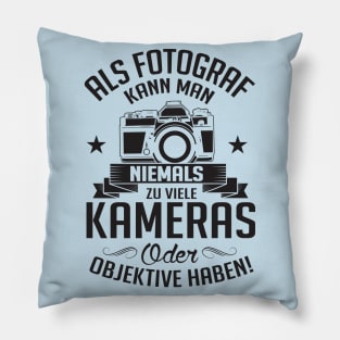 Als Fotograf kann man niemals zu viele Kameras haben (black) Pillow