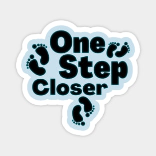 One step closer un paso mas cerca Magnet