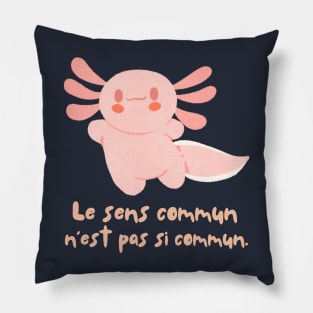 Cute axolotl with Voltaire quote : Le sens commun n&#39;est pas si commun Pillow